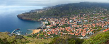 Madeira 'da sahil limanı ve havalimanı ile Machico' nun panoramik manzarası.