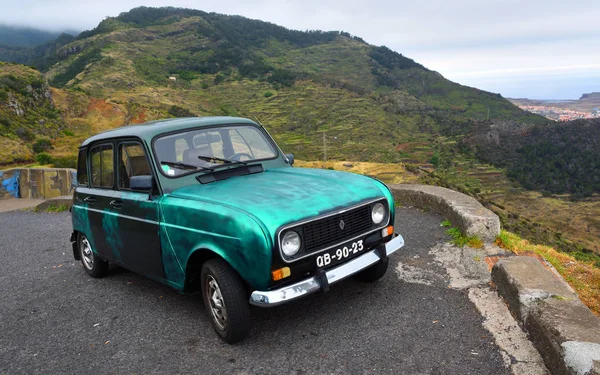 Machimo, Madeira, Portekiz - 23 Haziran 2019: Tepe üstü Madeira Portekiz yolunda park edilmiş klasik Yeşil Renault arabası. 