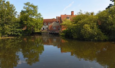 Nehirdeki Flatford Değirmeni Ağaçlar ve yansımalarla dolu İngiltere Stour Suffolk.