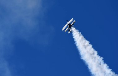 Küçük Gransden, CAMBRIDGESHIRE, İngiltere - 25 AĞUSTOS 2019: Pitts Model 12 dumanlı yol ve mavi gökyüzü.
