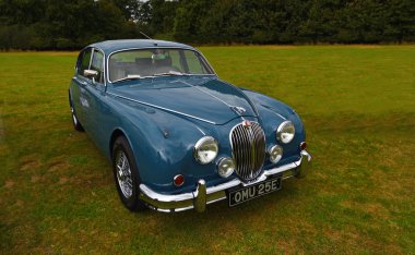 Yukarı Dekan, Bedfordshire, İngiltere - 07 Eylül 2019: Klasik Mavi 1967 Jaguar Markı 23800 cc çimenlere park edilmiş..