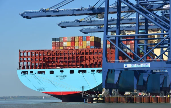 FELIXSTOWE, SUFFOLK, İngiltere - 20 Nisan 2019: Felixstowe Limanı 'nda büyük konteyner gemisi yükleniyor.