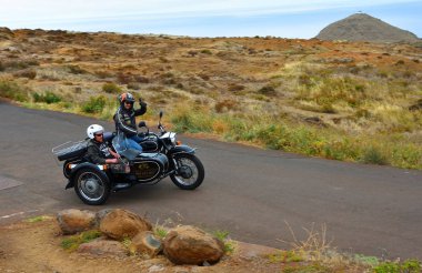 Canical, Madeira, Portekiz - 23 Haziran 2019: Klasik Motosiklet ve yolcu taşıyan Sidecar.
