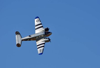 KÜÇÜK GRANSDEN, CAMBRIDGESHIRE, İngiltere - 25 AĞUSTOS 2019: Beech 3TM (Model 18) Mavi gökyüzü arka planlı uçak.