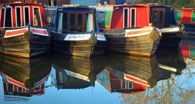 Wrenbury, Cheshire, İngiltere - 30 Kasım 2013: dar tekneler Llangollen kanal, tekneler ve yansımaları üzerinde Wrenbury demirli