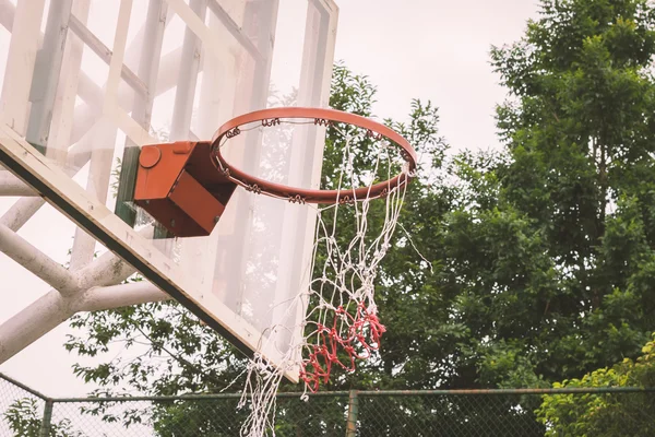 Kosárlabda hoop és nettó hiány. — Stock Fotó