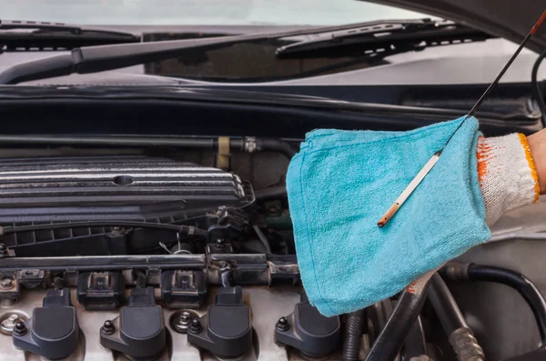 Controllo meccanico del livello dell'olio di un motore di un'auto, livelli normali . — Foto Stock