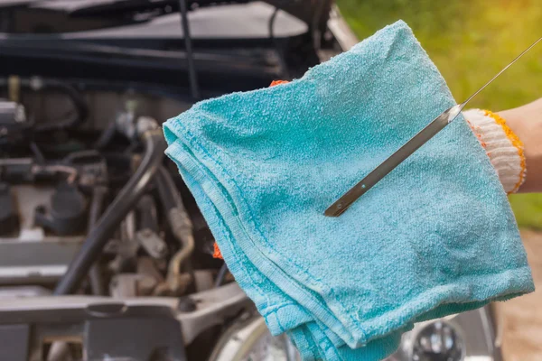 Primo piano, controllo meccanico del livello dell'olio di un motore di un'auto . — Foto Stock