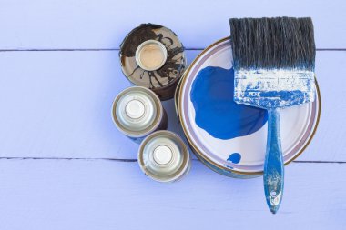 Boya... kutularını ve ahşap arka plan üzerinde boya fırçası.