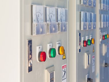 Endüstriyel fabrika elektrik kontrol odası.