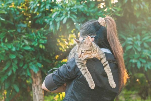 Frau hält eine Katze. — Stockfoto