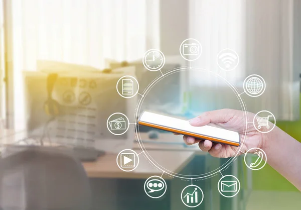 Kadın el smartphone ve kutsal kişilerin resmi web, Interne Bağlan kullanarak