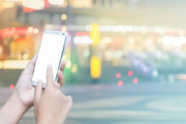 Kadın el smartphone, Internet'e Bağlan kullanarak