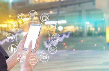 Kadın el smartphone ve simgesini kullanarak web, akıllı telefon alışveriş