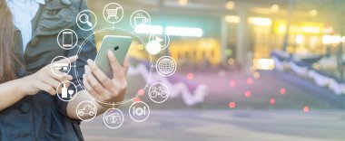 Kadın el smartphone ve simgesini kullanarak web, akıllı telefon alışveriş