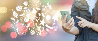 Kadın eli smartphone ve Noel simge kullanma