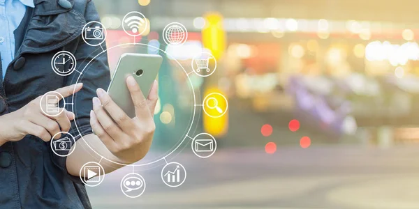 Kadın el smartphone ve kutsal kişilerin resmi web, Internet'e Bağlan kullanarak