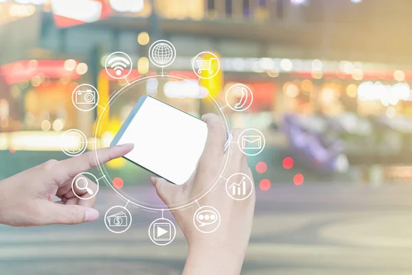 Kadın el smartphone ve kutsal kişilerin resmi web, Internet'e Bağlan kullanarak