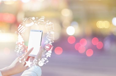 Kadın eli smartphone ve Noel simge kullanma