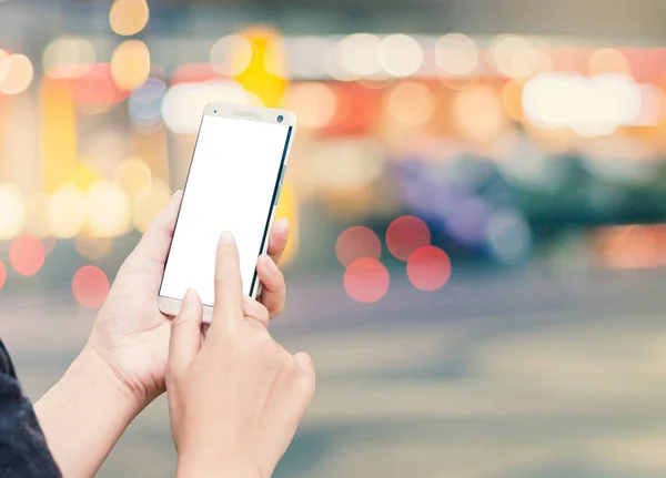 Eller kadın sokak gece bokeh arka plan ile hafif hareket eden smartphone kullanarak