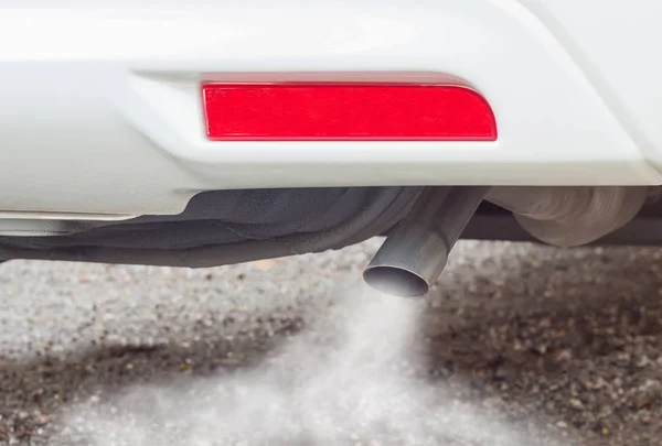 Fumi di scarico dal tubo di scarico auto, Problemi al motore — Foto Stock