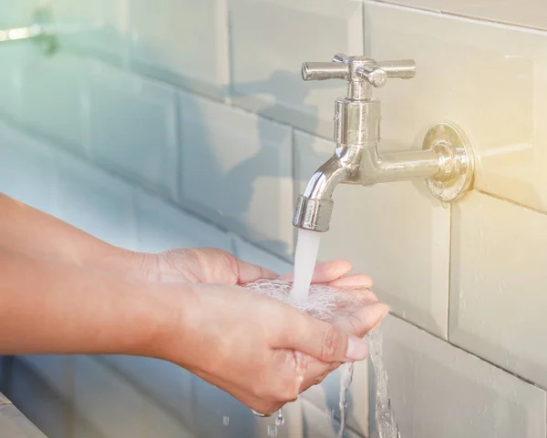 Donna che si lava le mani nel parco con rubinetto dell'acqua . — Foto Stock