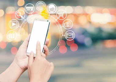 Kadın el smartphone ve simgesini kullanarak web, akıllı telefonlar ile alışveriş