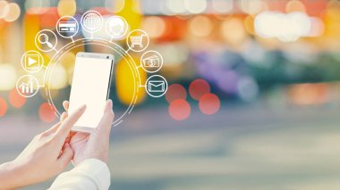 Kadın el smartphone ve simgesini kullanarak web, akıllı telefonlar ile alışveriş