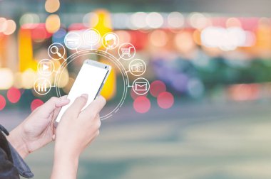 Kadın el smartphone ve simgesini kullanarak web, akıllı telefonlar ile alışveriş