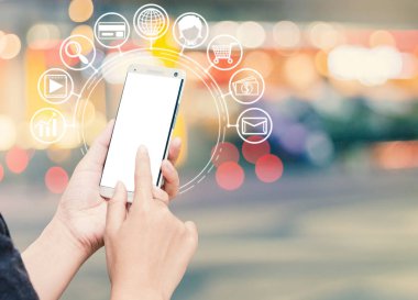 Kadın el smartphone ve simgesini kullanarak web, akıllı telefonlar ile alışveriş