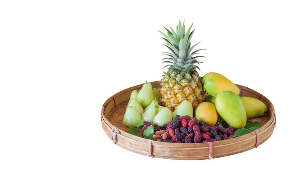 Frutas tropicales en canasta de trilla sobre fondo blanco . — Foto de Stock