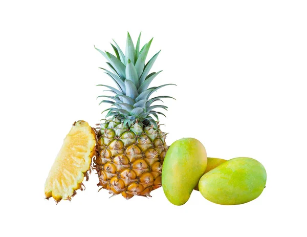 Piña y mangos sobre fondo blanco — Foto de Stock