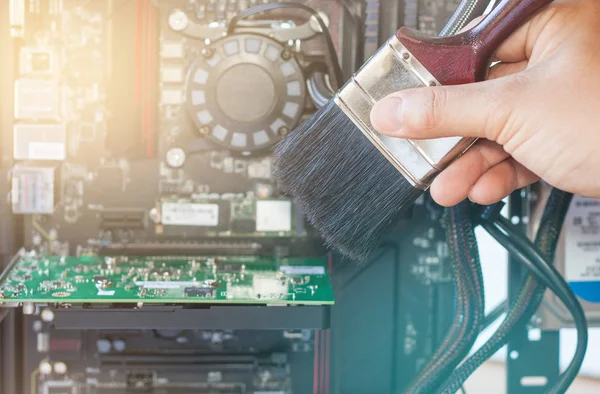 Bilgisayar temizleme fırçası, bilgisayar onarım kavramı ile
