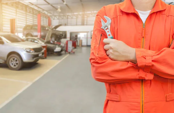 Chiave di tenuta meccanica in garage — Foto Stock