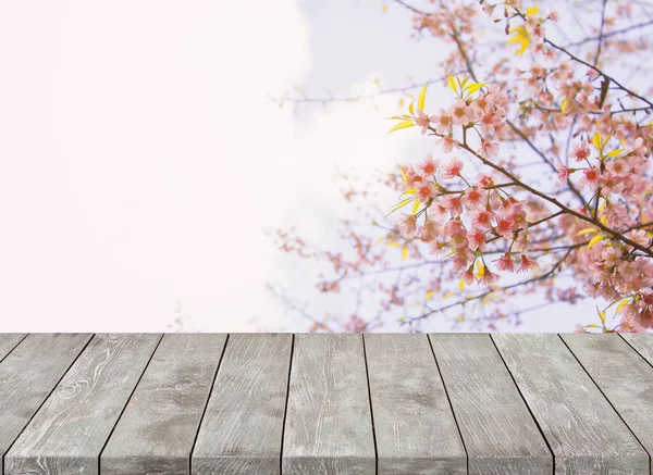 Pusty stary drewniany stół z Sakura kwiat i słońce tło — Zdjęcie stockowe