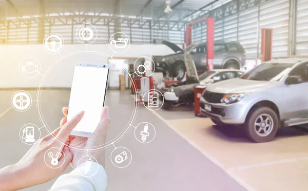 Smartphone ve araba servisi simgesini kavram smartphone kullanarak kadın ele