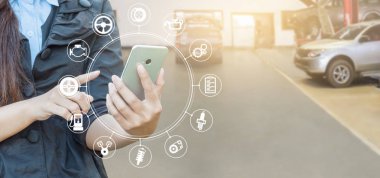 Smartphone ve araba servisi simgesini kavram smartphone kullanarak kadın ele