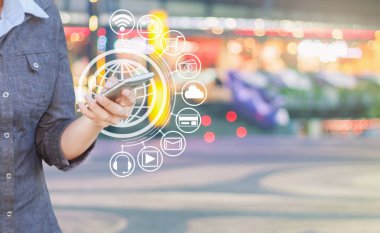 Smartphone ve medya web simge, stajyer Bağlan kullanan kadın