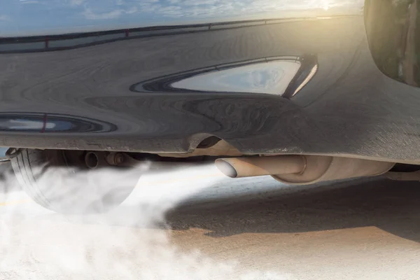 Verbrennungsabgase aus dem Auspuff des Autos, der Motor funktioniert nicht richtig — Stockfoto