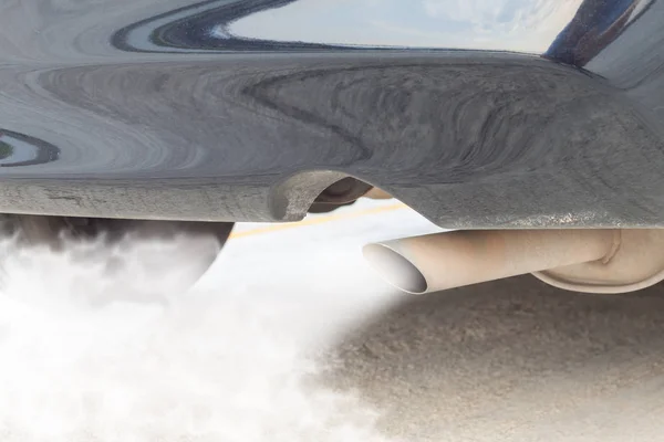 Fumi di combustione del tubo di scarico dell'auto, Il motore non funziona correttamente — Foto Stock