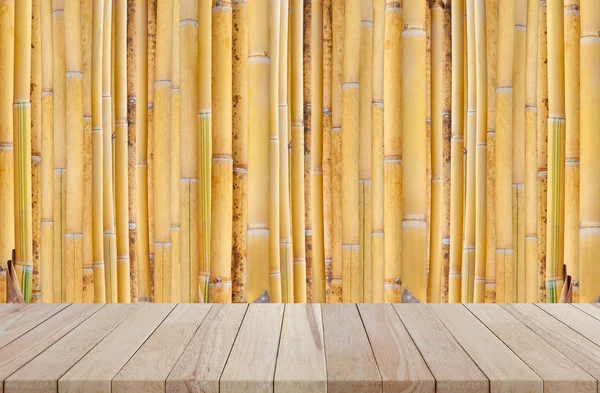 Pusty drewniany stół, z tle drzewa bambusowe żółty — Zdjęcie stockowe