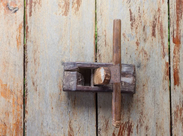 Ancien plan en bois pour travailler sur un fond de table en bois — Photo