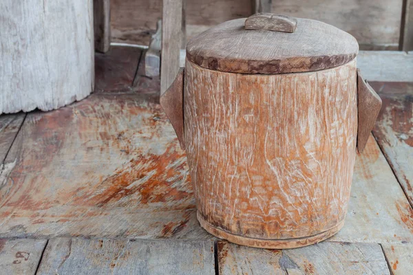 음식에 대 한 오래 된 나무 양동이 — 스톡 사진