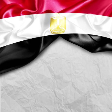 Mısır bayrağı sallayarak