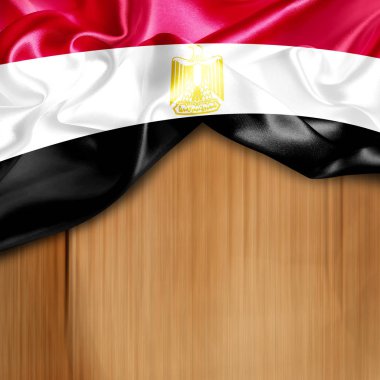 Mısır bayrağı sallayarak