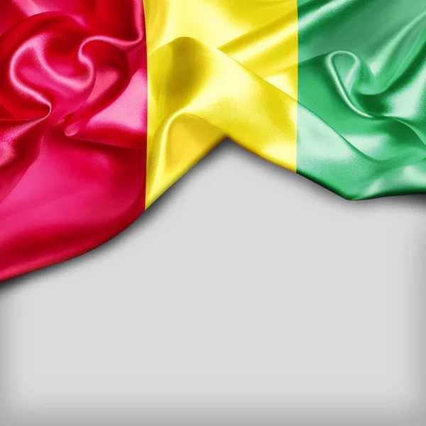ギニアの旗を振る — ストック写真