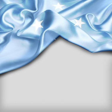 Mikronezya bayrağı sallayarak