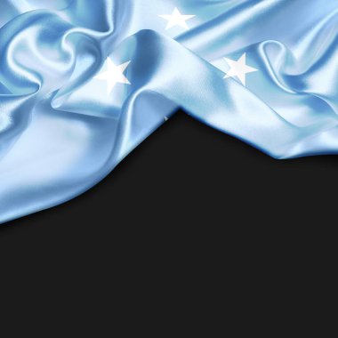 Mikronezya bayrağı sallayarak