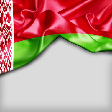 Beyaz Rusya bayrağı sallayarak