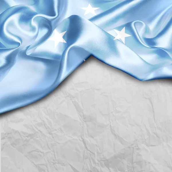 Mikronezya bayrağı sallayarak